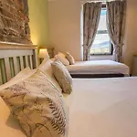 Hotel & 4*